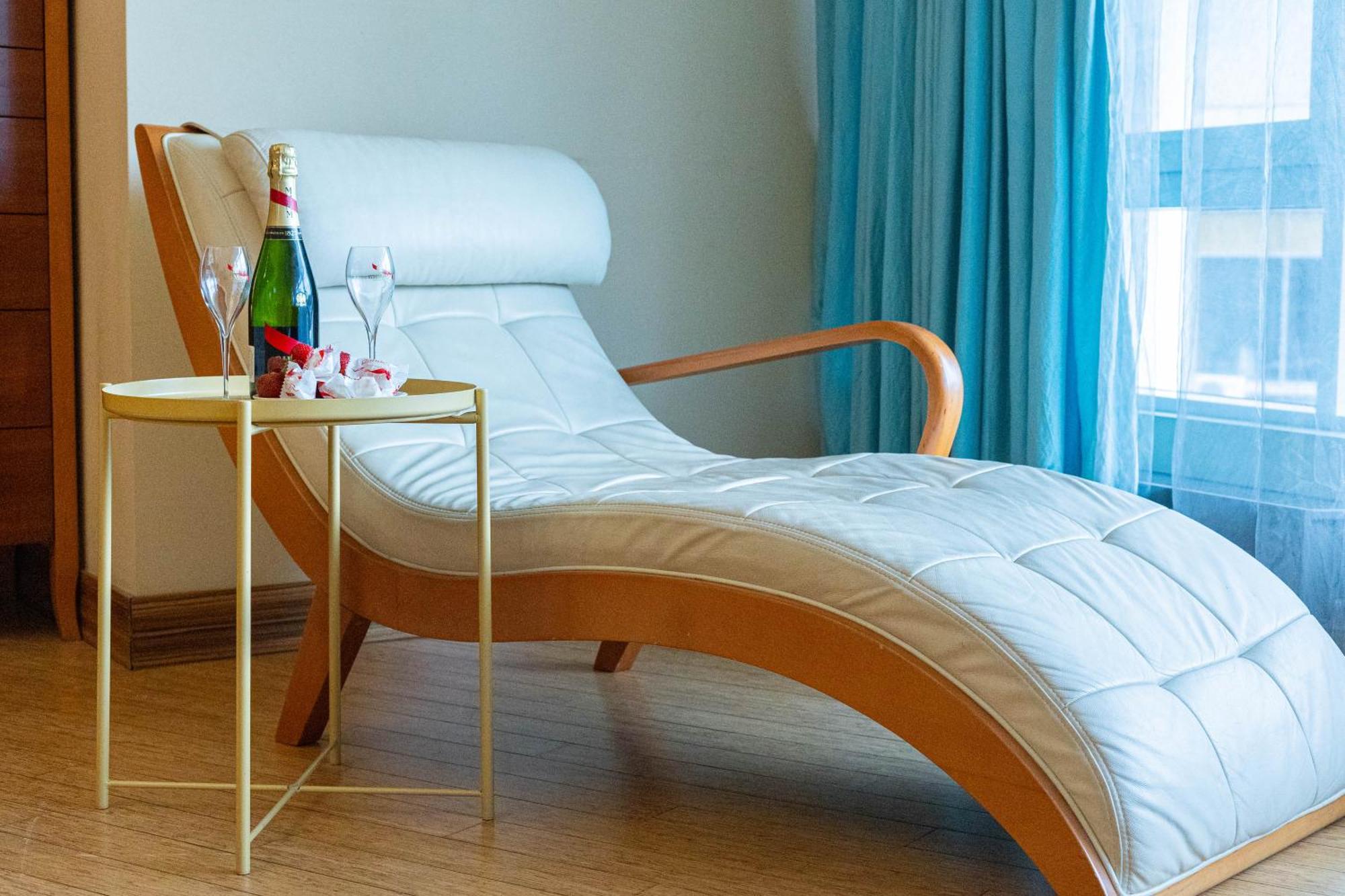 Royal Whith Free Parking Apartment
