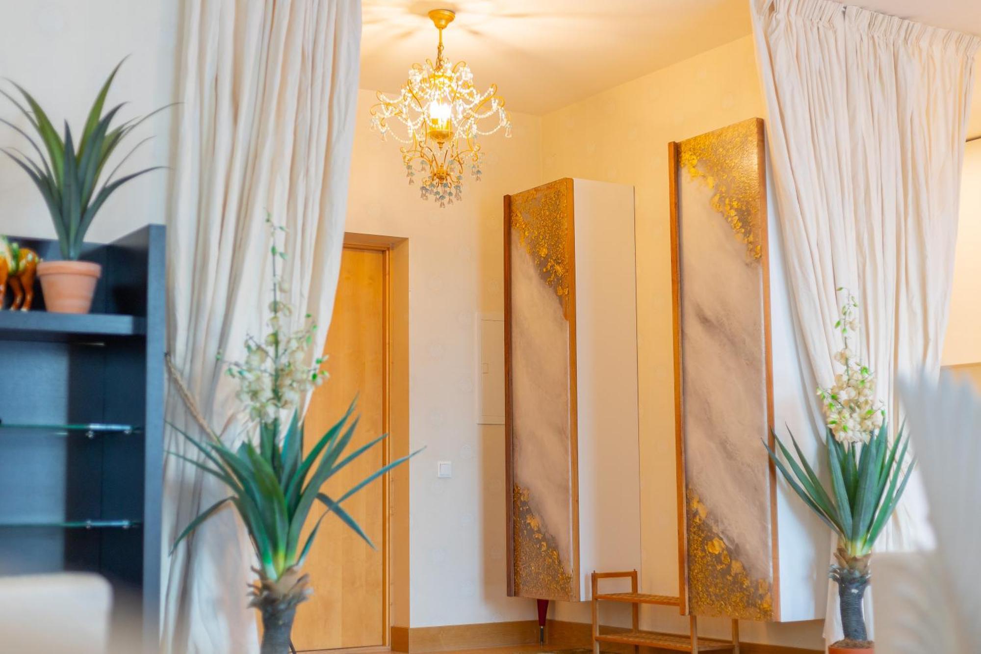 Royal Whith Free Parking Apartment
