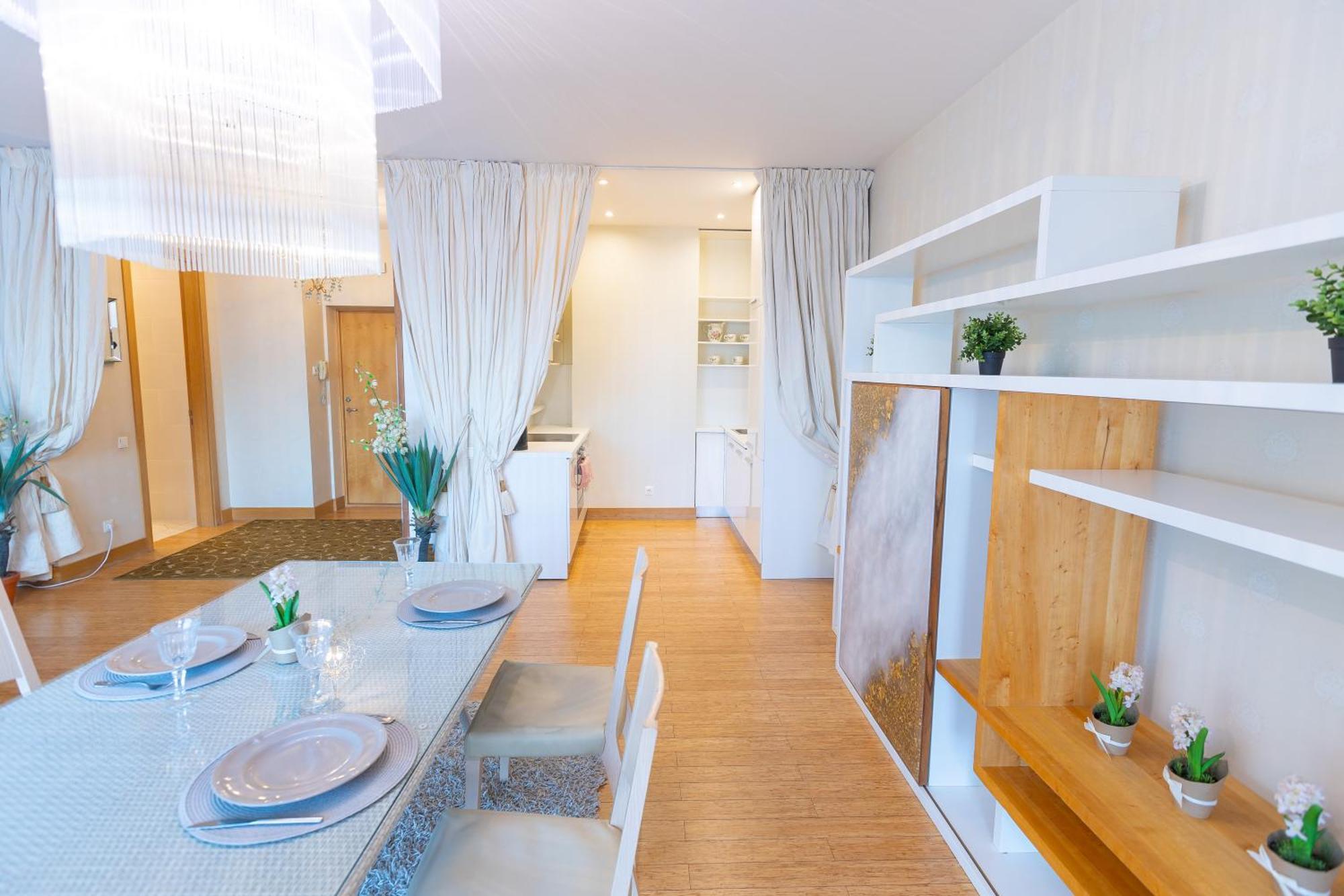 Royal Whith Free Parking Apartment