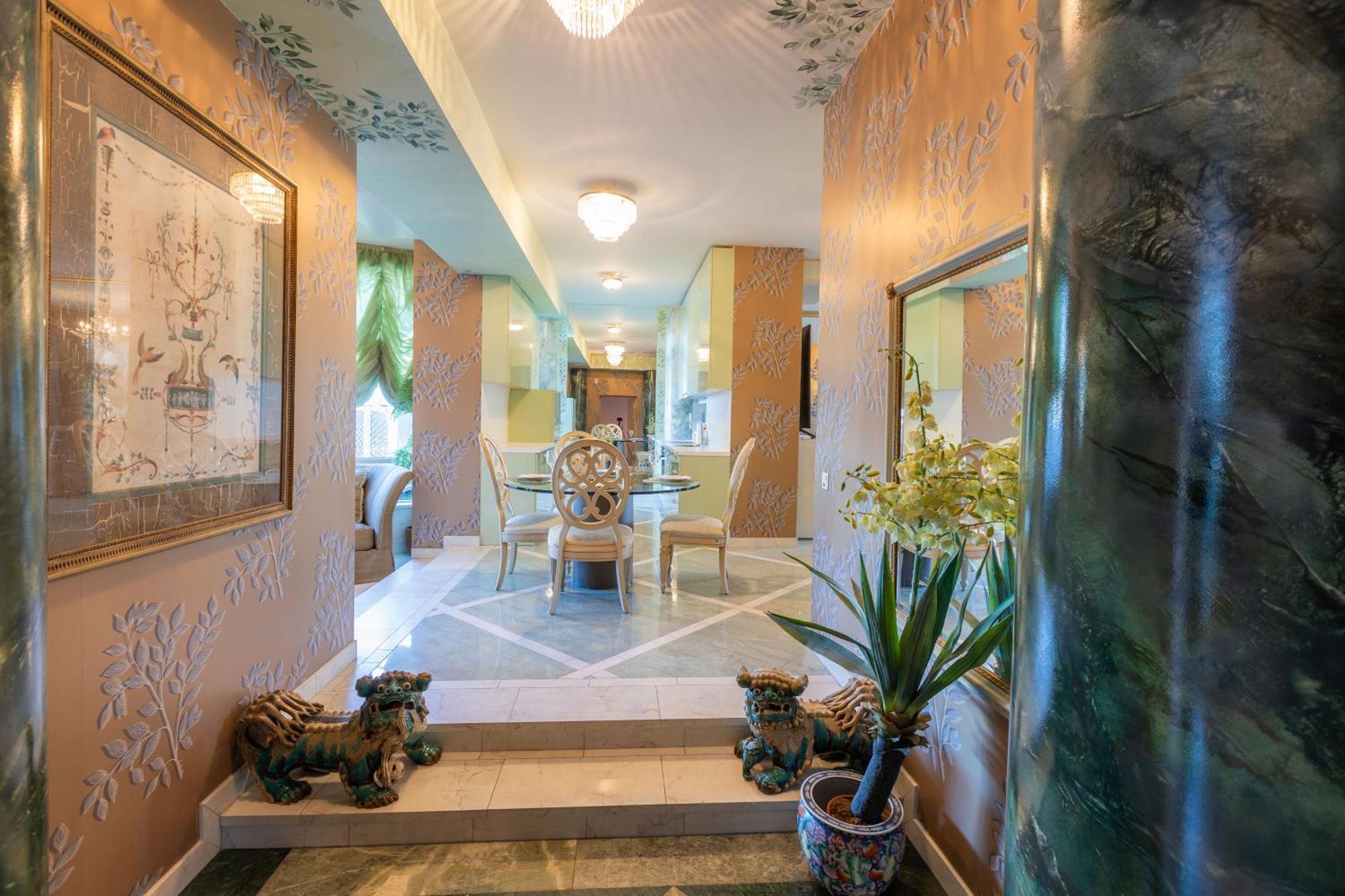 Royal Whith Free Parking Apartment Riga