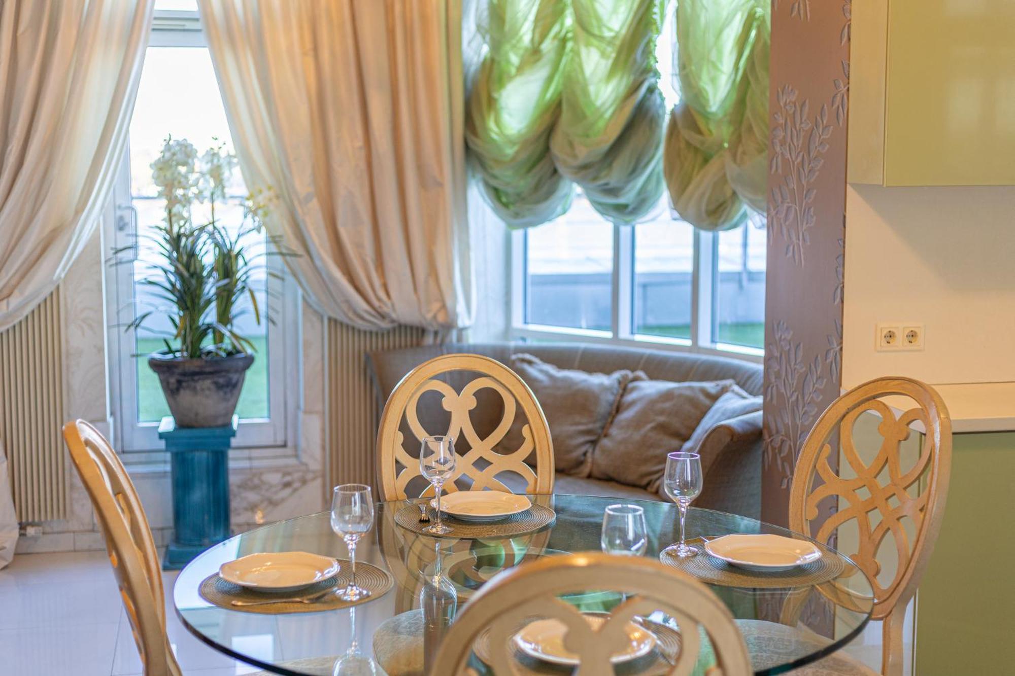 Royal Whith Free Parking Apartment